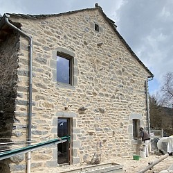 Façadier travaux joints de pierre à la chaux en Haute-Loire